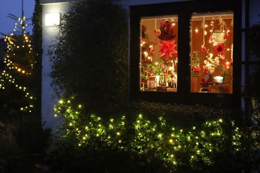 Wer Strom sparen möchte, sollte seine Lichterketten im Advent möglichst nur dann einschalten, wenn er selbst zu Hause ist.