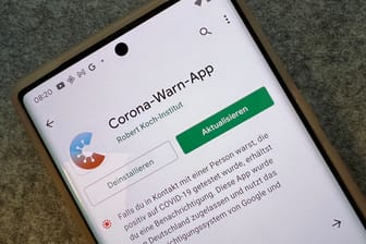 Corona-Warn-App im Play Store: Derzeit ist wieder nur die Vorgängerversion verfügbar, da das Update auf Version 2.13.1 Probleme machte.