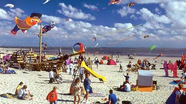 Drachensteigen am Strand von Norderney (