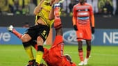 Schock für Sebastian Kehl: Der Dortmunder wird in der ersten Halbzeit von Stephane Mbia brutal gefoult und muss ins Krankenhaus.