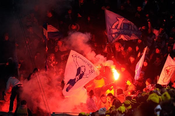 Es ist angerichtet: Borussia Dortmund empfängt in der Champions League Olympique Marseille. Hier feiern die Gäste-Fans ihre Mannschaft.