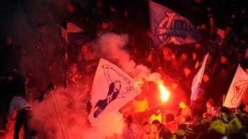 Es ist angerichtet: Borussia Dortmund empfängt in der Champions League Olympique Marseille. Hier feiern die Gäste-Fans ihre Mannschaft.