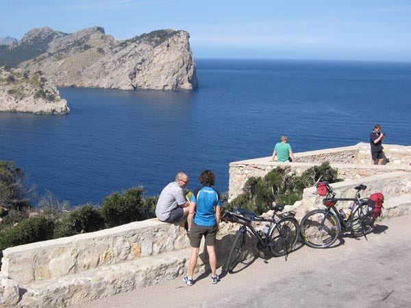 Beim Radfahren auf Mallorca die Pausen mit schöner Aussicht, hier vom Cap Formentor, genießen.