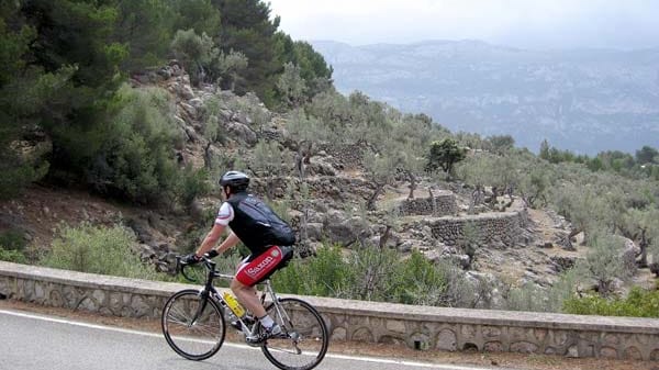 Einige Radtouren führen hinauf ins Tramuntana-Gebirge von Mallorca.