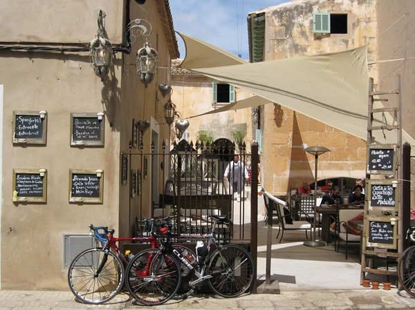 Tapas-Stopp beim Radfahren auf Mallorca.