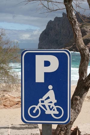 So beliebt ist Radfahren auf Mallorca, dass Parkplätze für Radler extra ausgewiesen werden.