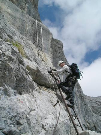 Prielklettersteig: Steil bergauf geht es am Bert-Rinesch-Steig im Toten Gebirge in Österreich.