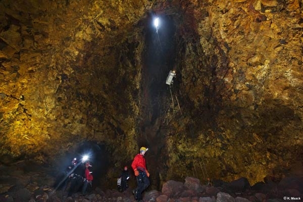 Im Inneren erwartet die Besucher die Magma-Kammer mit ihren erstarrten Lava-Wänden.