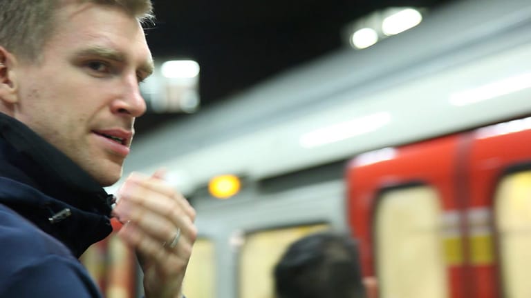 Per Mertesacker kennt sich in London gut aus: Die Anreise per U-Bahn zum Abschlusstraining der DFB-Elf ist für den Arsenal-Spieler trotzdem ein besonderes Erlebnis.