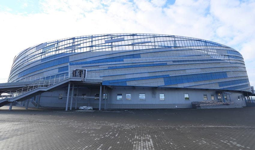 Auch in der "Shayba"-Eisarena wird Eishockey gespielt, aber nur vor maximal 7000 Zuschauern. Die kleinere Halle kann nach Olympia abgebaut und an einem anderen Ort neu errichtet werden.
