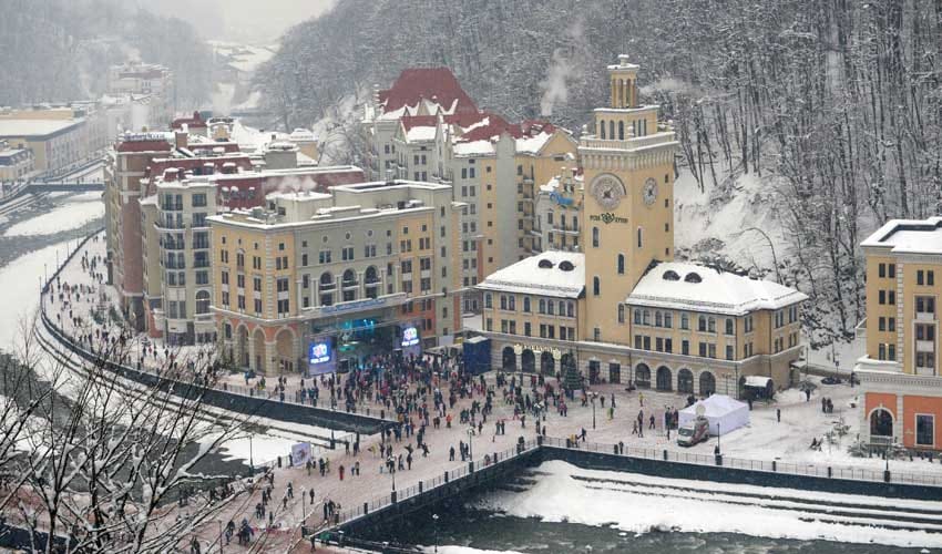 Der Wintersportort Krasnaja Polyana ist das Zentrum für die Schnee-, Bob- und Rodelwettbewerbe. Der Ort liegt rund 70 Kilometer von Sotschi entfernt.