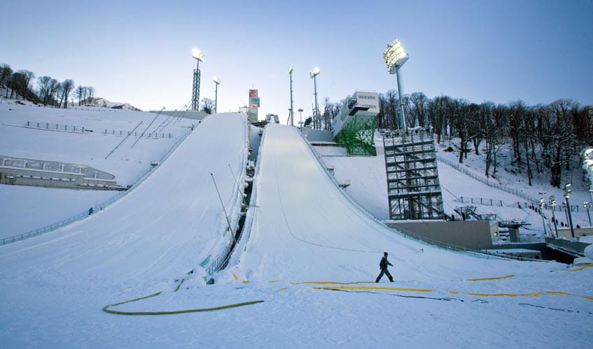 Das olympische Skisprung-Zentrum "Russki Gorki" im 400-Einwohner-Dorf Esto-Sadok liegt in der Nähe von Krasnaja Polyana. Die Anlage an den nördlichen Hängen der Aibga Bergkette hat eine Kapazität für 7500 Zuschauer.