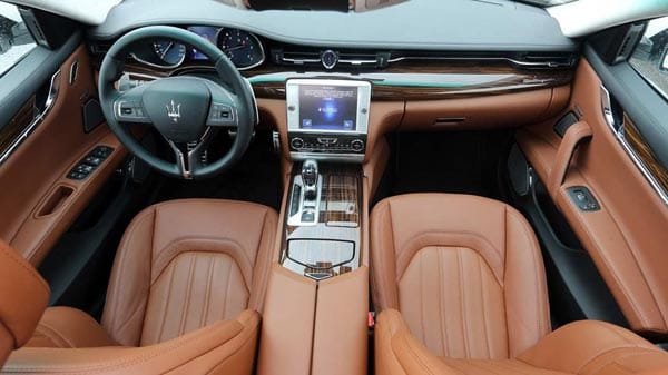 So präsentiert sich das Cockpit im Maserati Quattroporte Diesel