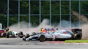 Das Unheil nimmt seinen Lauf: Felipe Massa (vorne) schießt in seinem Williams nach dem Crash mit Segio Perez quer über die Strecke und verfehlt Sebastian Vettel (dahinter) nur um Zentimeter.