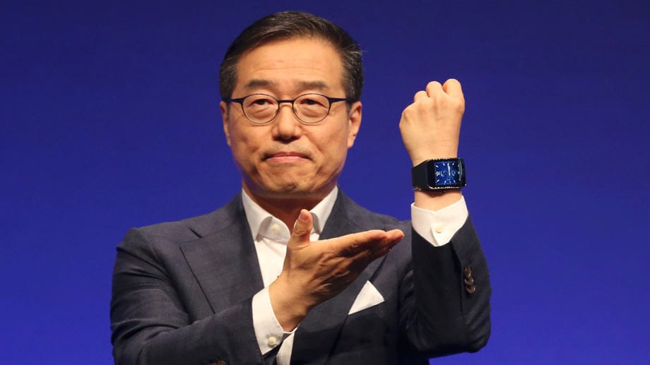 Passend dazu trägt DJ Lee am Handgelenk die neue Smartwatch Gear S.