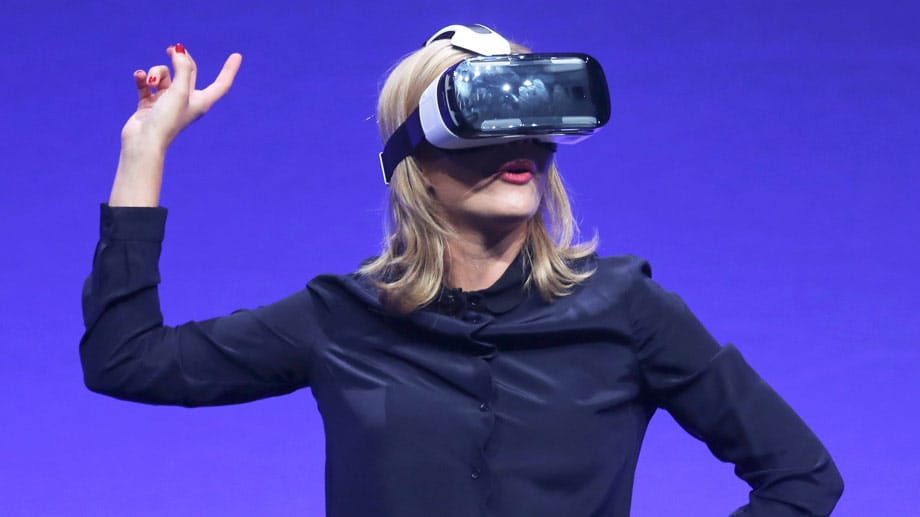 Moderatorin Rachel Riley probiert die neue Samsung Gear VR-Brille aus.