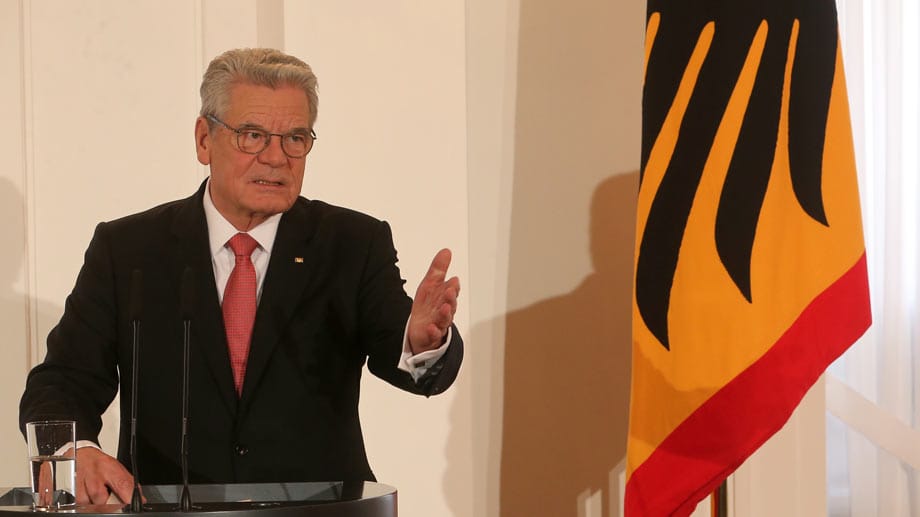 Joachim Gauck hält die Rede zur Verleihung des Silbernen Lorbeerblatts. Er lobte die Nationalmannschaft für das gestiftete "Wir-Gefühl", die gelebte Integration und die Rolle als sympathischer Botschafter.