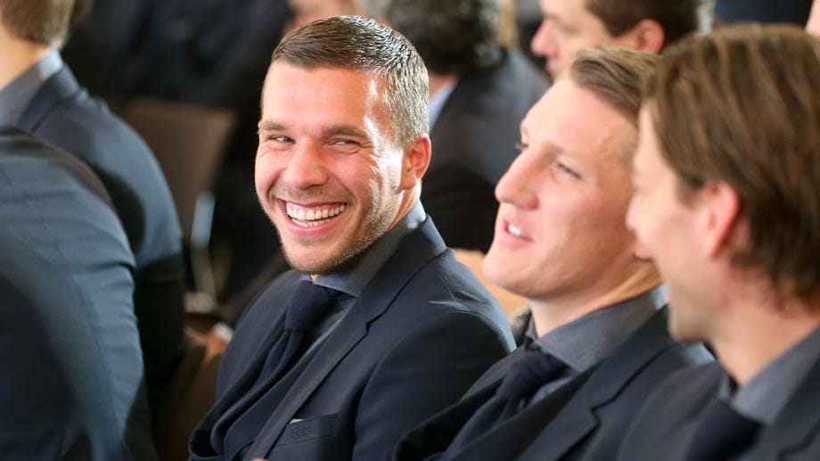 Lukas Podolski (li.) scherzt mit Roman Weidenfeller (re.) und Bastian Schweinsteiger. Bei der WM gehörte der sympathische 29-Jährige wegen seiner lockeren Art und den Selfies mit Angela Merkel zu den absoluten Publikumslieblingen.