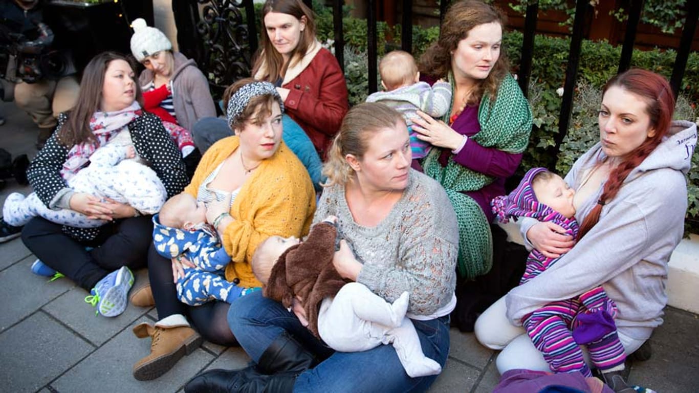 Mit einem Gruppen-Stillen protestieren Mütter in London gegen die Diskriminierung öffentlich stillender Frauen.