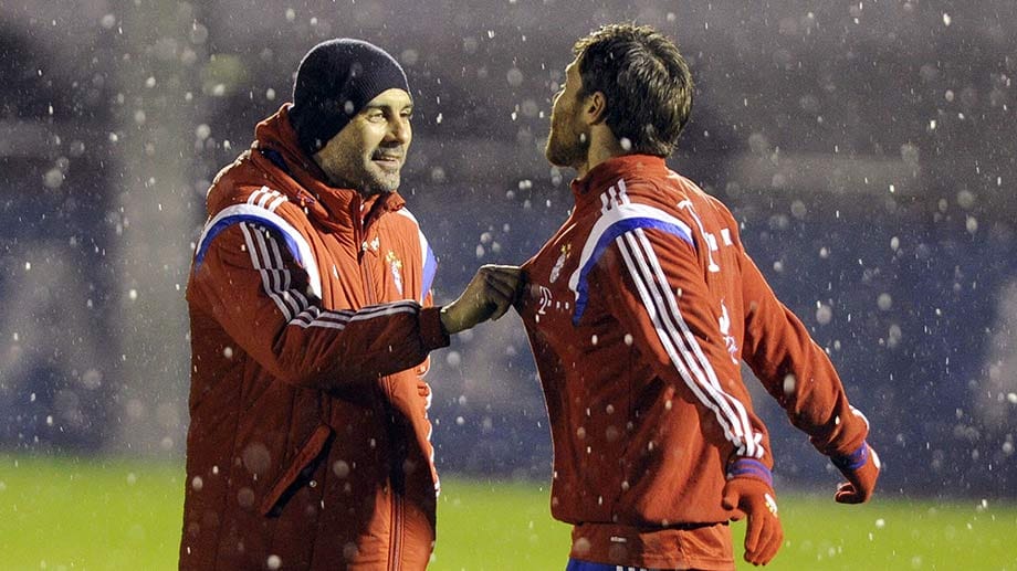Spanier unter sich: Trainer Pep Guardiola (li.) schnappte sich beim Trainingsauftakt des FC Bayern seinen Landsmann Xabi Alonso.