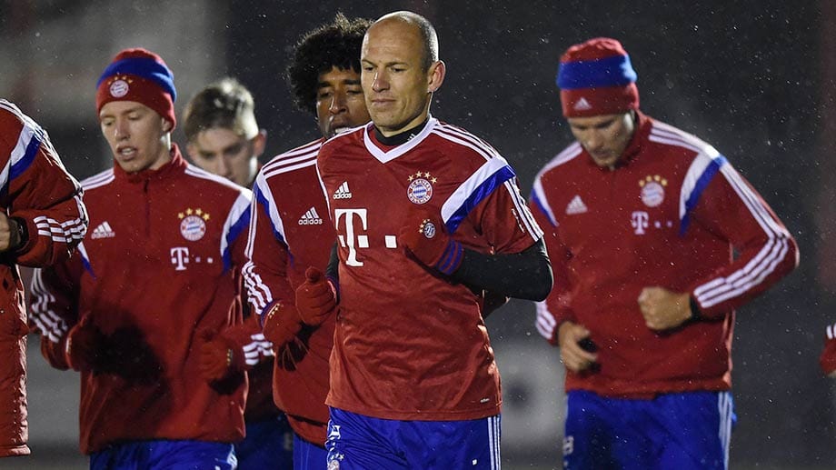 Auch Torjäger Arjen Robben (2.v.re.), mit zehn Treffern bisher bester Schütze des FC Bayern in dieser Bundesliga-Saison, nahm die Vorbereitungen mit seinen Teamkollegen auf.