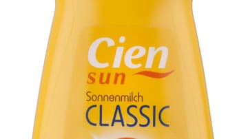 Die "Cien Sun Sonnenmilch Classic" von Lidl bietet verlässlichen UV-Schutz zu einem kleinen Preis (1,16 Euro pro 100 Milliliter). Das Urteil der Tester lautet "Gut" (Note 1,6).