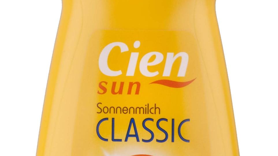 Die "Cien Sun Sonnenmilch Classic" von Lidl bietet verlässlichen UV-Schutz zu einem kleinen Preis (1,16 Euro pro 100 Milliliter). Das Urteil der Tester lautet "Gut" (Note 1,6).