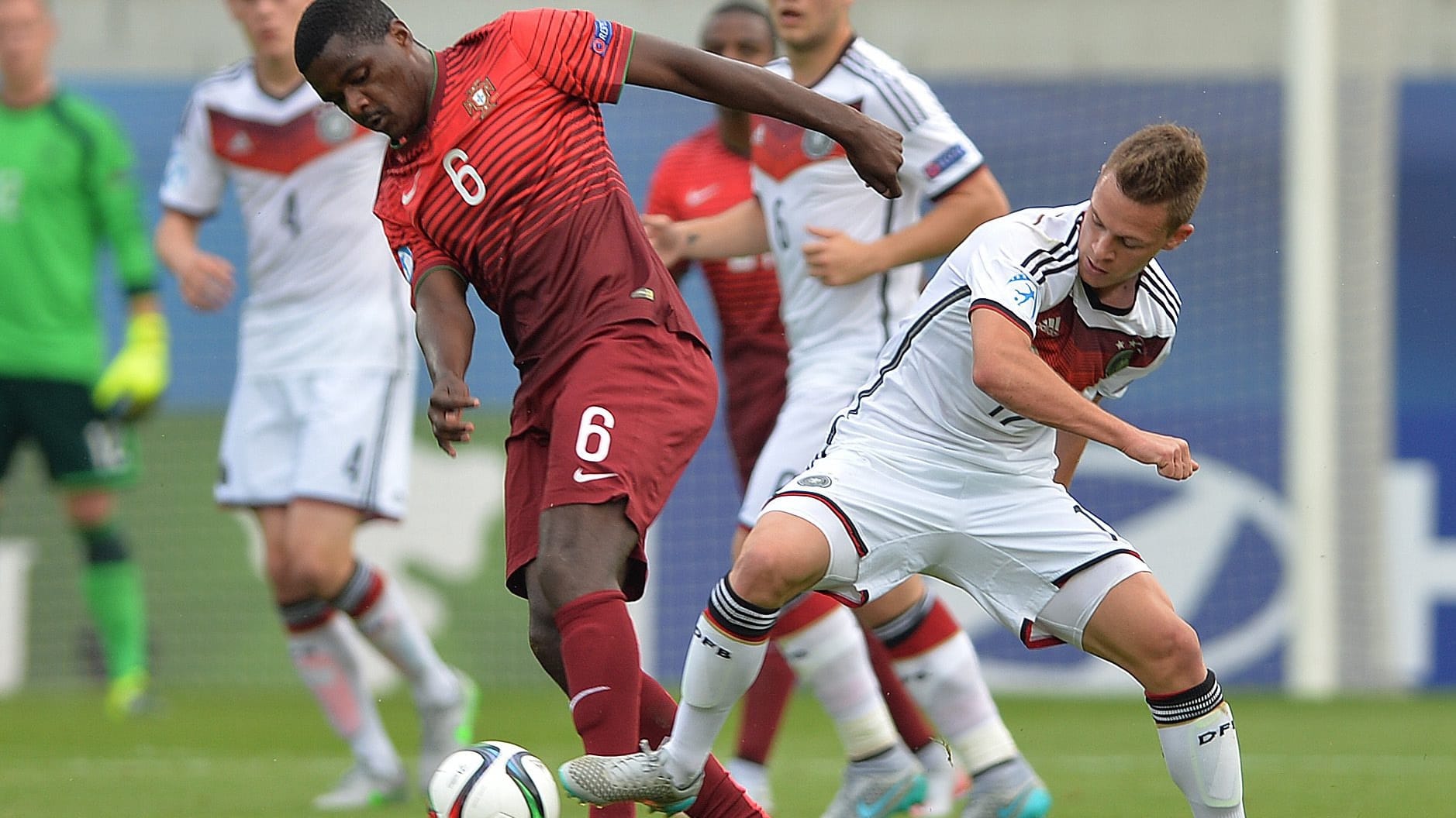 William Carvalho (li.), hier im Duell mit Joshua Kimmich, ist der Star-Spieler der Portugiesen.