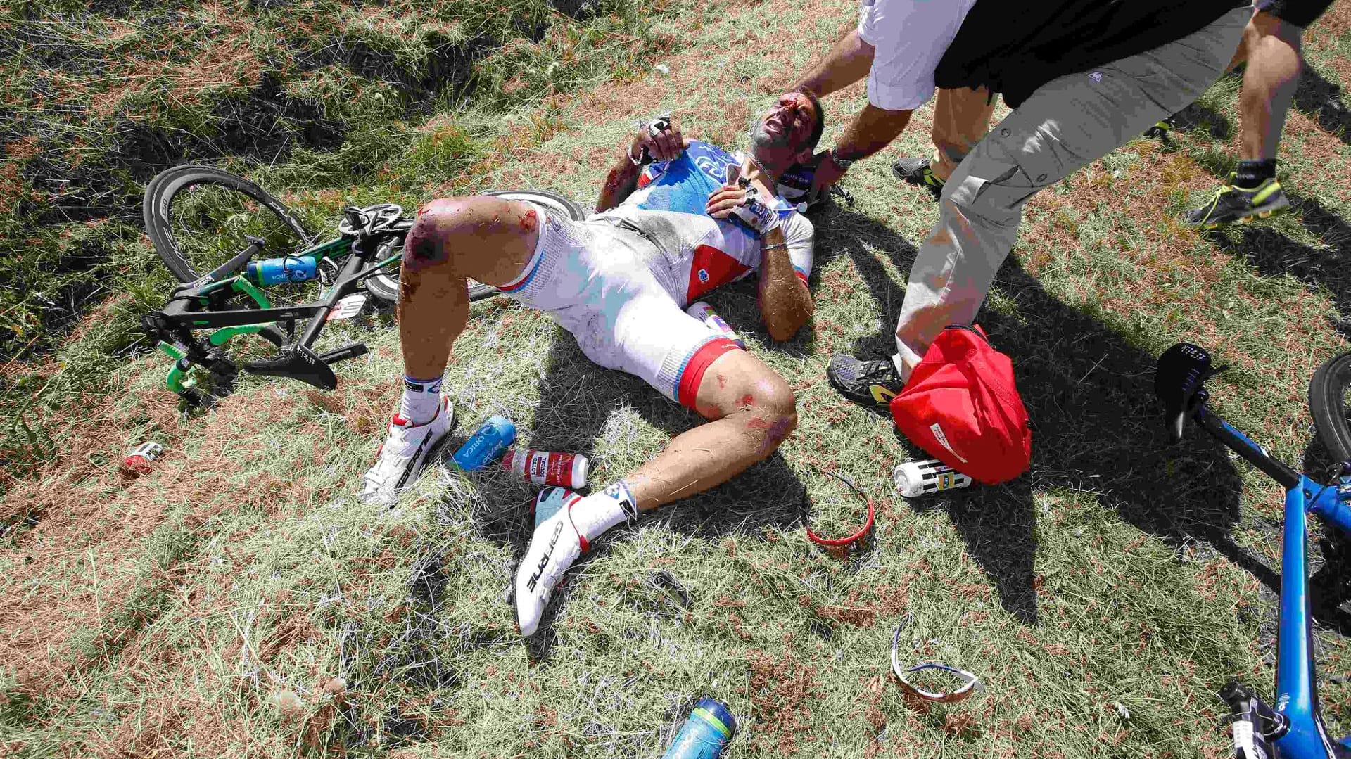 Der Franzose William Bonnet vom Team FDJ kam als erster zu Fall und löste eine Kettenreaktion aus.