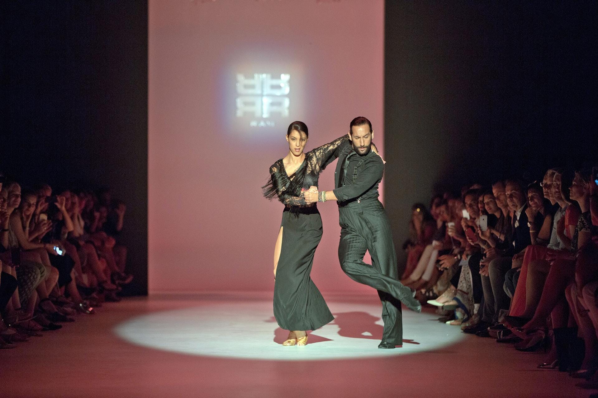 Mir und Sinató eröffneten mit einem leidenschaftlichen Tanz die Show des Labels Riani.