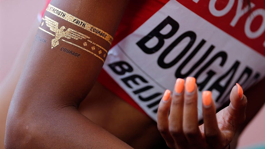 Die US-amerikanische Siebenkämpferin Erica Bougard sorgt in Peking mit einer besonderen Verzierung an ihrem rechten Oberarm für Aufsehen. Darauf zu lesen: Stärke, Glaube, Mut.