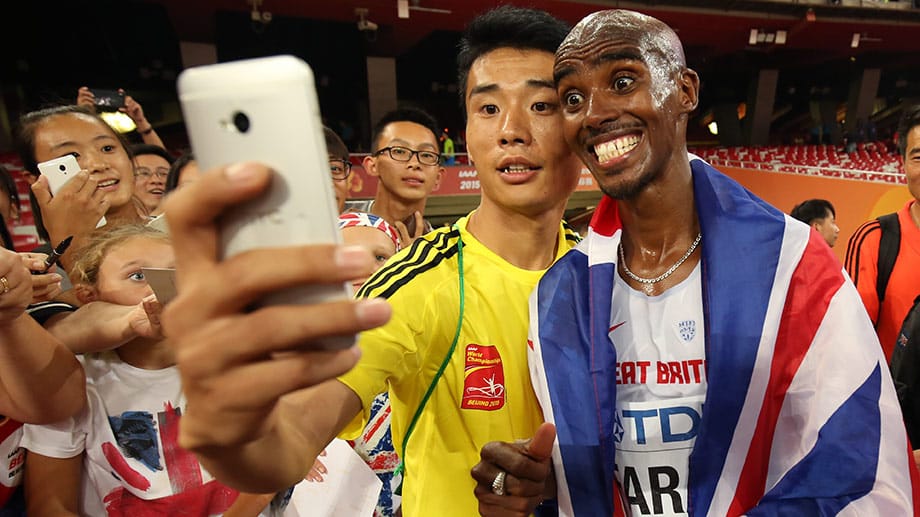 Mo Farah setzt nach der erfolgreichen Verteidigung seines WM-Titels über 10.000 Meter sein breitestes Grinsen auf und steht für jeden Selfie-Wunsch zur Verfügung.