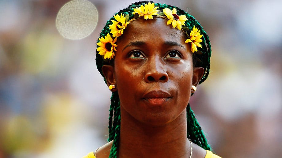 Die Jamaikanerin Shelly-Ann Fraser-Pryce geht in ihrem Vorlauf über 100 Meter mit einem mit Blumen besetzten Haarband an den Start. Das hindert sie aber nicht daran, mit 10,88 Sekunden Bestzeit zu laufen.