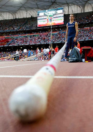 Hochspringer Renaud Lavillenie posiert während des Wettbewerbs für die Fotografen.