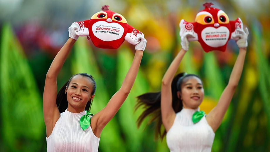 Diese jungen Chinesinnen präsentieren während der Eröffnungsfeier das Maskottchen der Wettkämpfe in Peking. Den kleinen plüschigen Vogel gibt es übrigens nicht nur in rot, sondern auch in blau und grün.