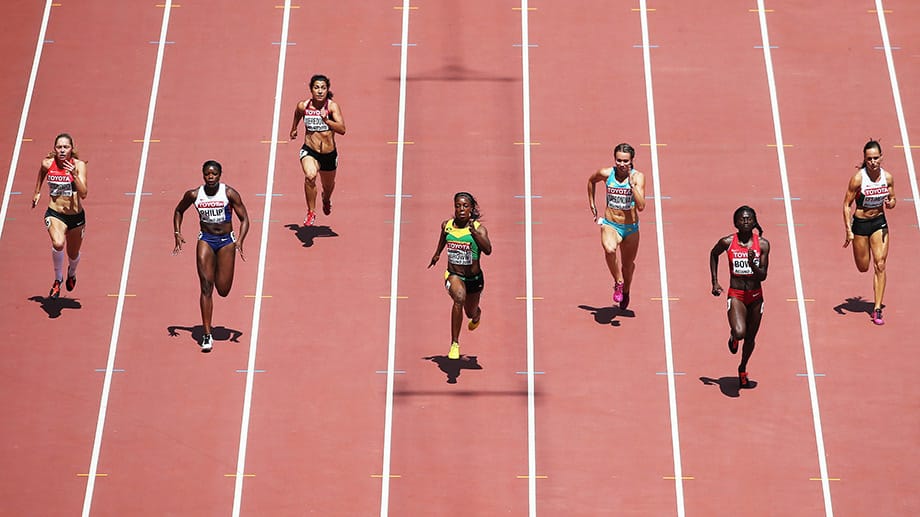 In den Vorläufen über 100 Meter sind die Unterschiede zwischen den Athletinnen teils gewaltig.