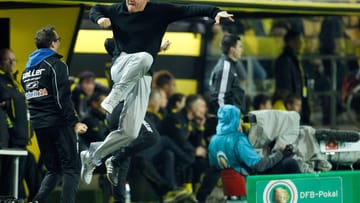 Neu-Trainer Stefan Effenberg ist in der 2. Runde des DFB-Pokals mit dem SC Paderborn zu Gast bei Borussia Dortmund. Der Außenseiter startet furios und geht früh mit 1:0 in Führung. Effe setzt zum Jubeln an.