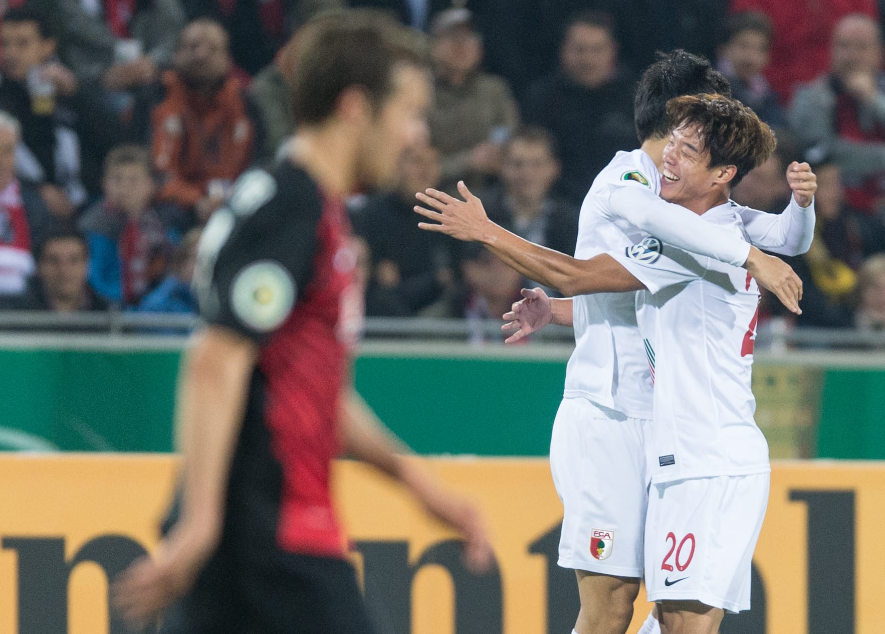 Ebenfalls keine Blöße gibt sich der FC Augsburg im Duell mit dem Bundesliga-Absteiger SC Freiburg. Dong-Won Ji (Mitte) bejubelt den schnellen Treffer zum 1:0 mit seinem Kollegen Jeong-Ho Hong.