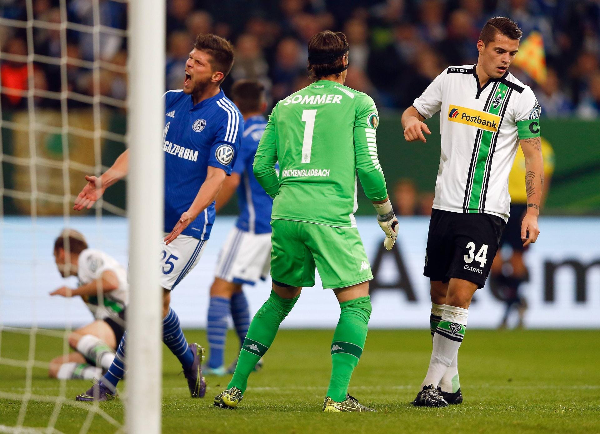 Schalkes Klaas-Jan Huntelaar (li.) hadert gegen Borussia Mönchengladbach mit der Chancenverwertung.