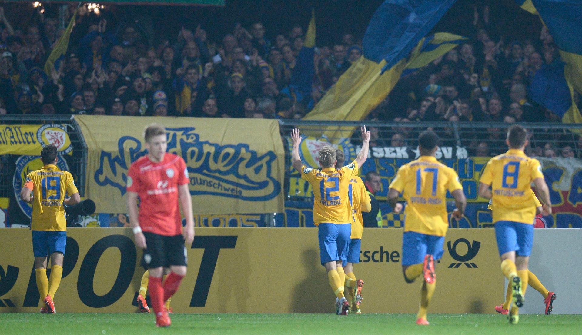 Keine Mühe hat Eintracht Braunschweig beim Fünftligisten SSV Reutlingen. Gemeinsam mit den Fans freuen sich die Gäste über den Führungstreffer von Gerrit Holtmann.