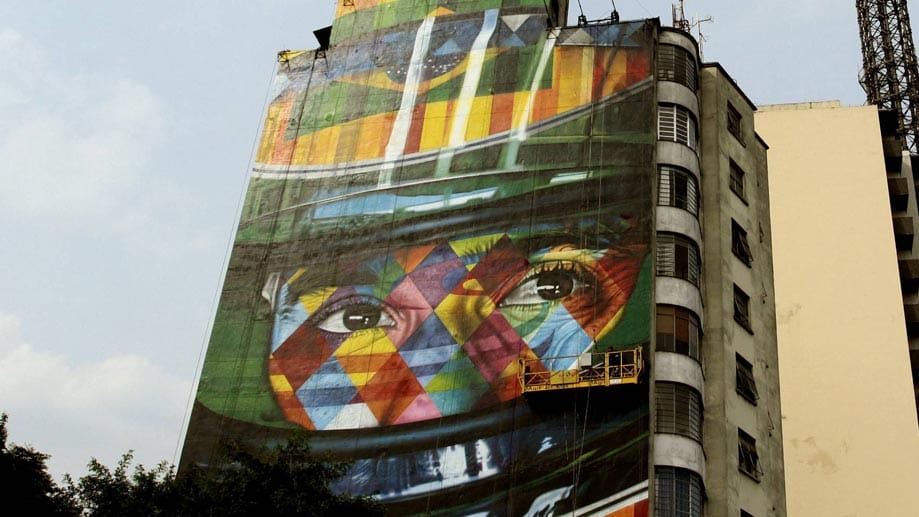 Zum vorletzten Saisonrennen macht der Formel-1-Zirkus in Brasilien halt - dem Land von Motorsport-Legende Ayrton Senna. Das Antlitz des dreimaligen Weltmeisters ziert dieses Hochhaus in Sao Paulo.