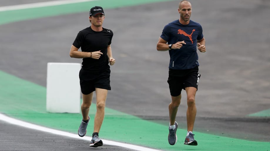 Nico Rosberg macht sich fit für den Kampf um die Vizeweltmeisterschaft und dreht eine Jogging-Runde auf dem Autodromo Jose Carlos Pace.