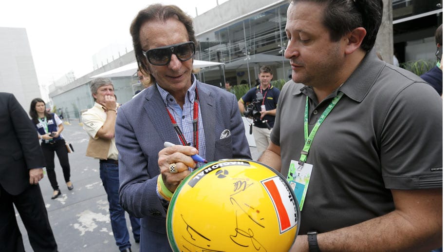 Ein brasilianischer F1-Weltmeister (1972, 1974) besucht die Strecke und gibt Autogramme: Emerson Fittipaldi.