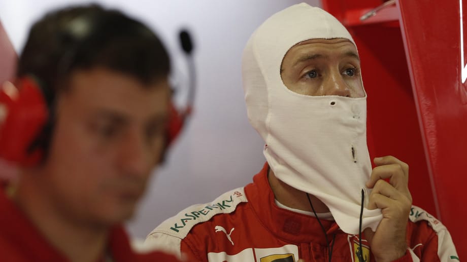 Für Sebastian Vettel laufen die ersten Runden in Brasilien durchwachsen. Mit seinem Ferrari macht er einen Ausflug fernab der Strecke, am Ende springt immerhin Platz drei im 1. Training raus.