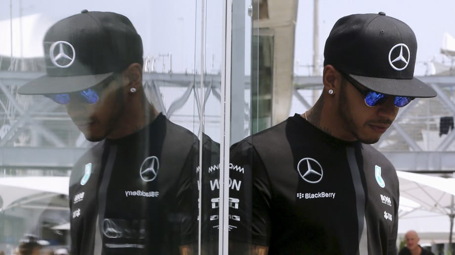 Die Nase vorn zum Auftakt beim Brasilien-GP hat der Weltmeister. Lewis Hamilton fährt nach einer turbulenten Woche inklusive Verkehrsunfall Bestzeit in Training eins.