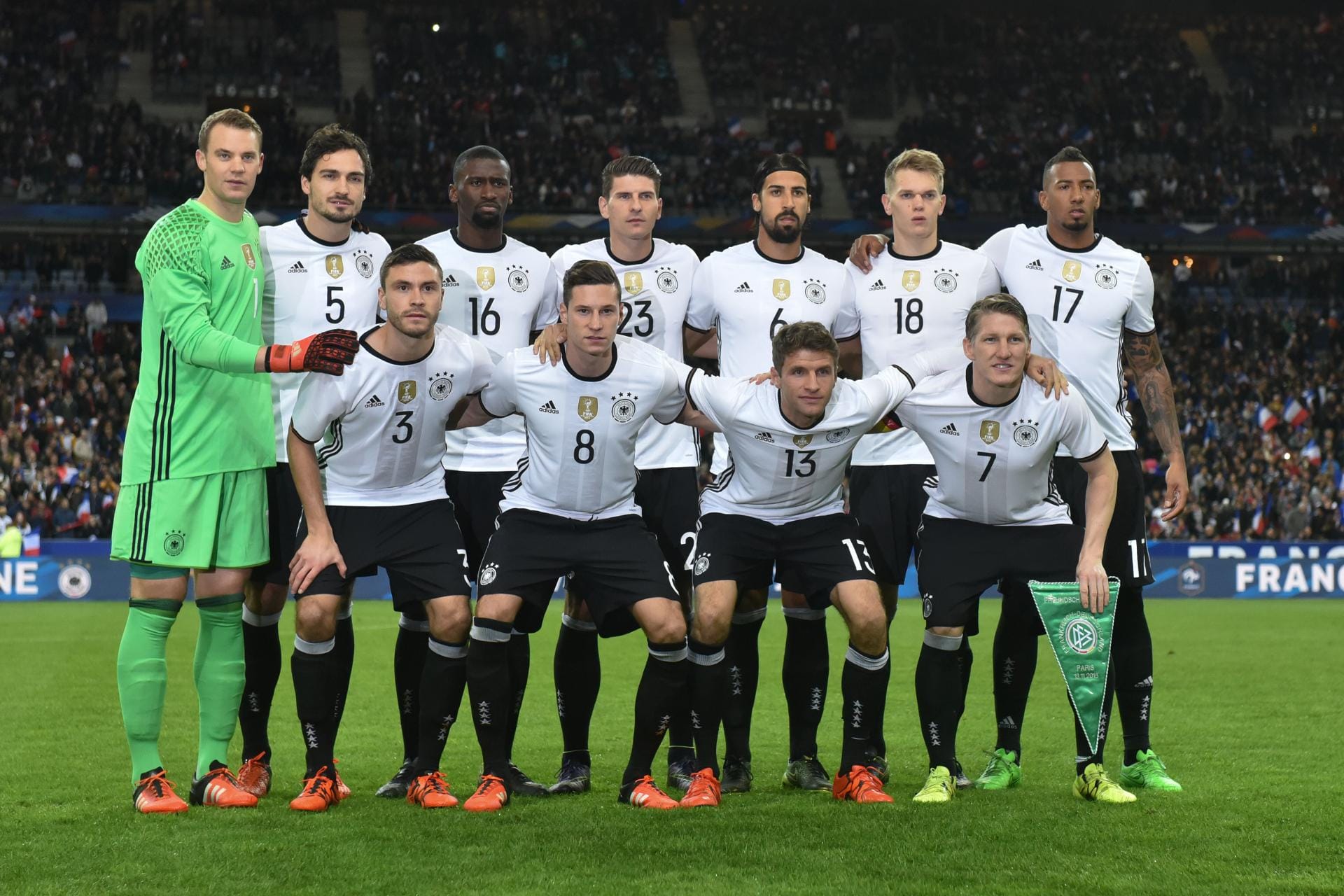 Die deutsche Startelf gegen Frankreich - und damit die ersten elf Nationalspieler, die im neuen Heimdress auflaufen.