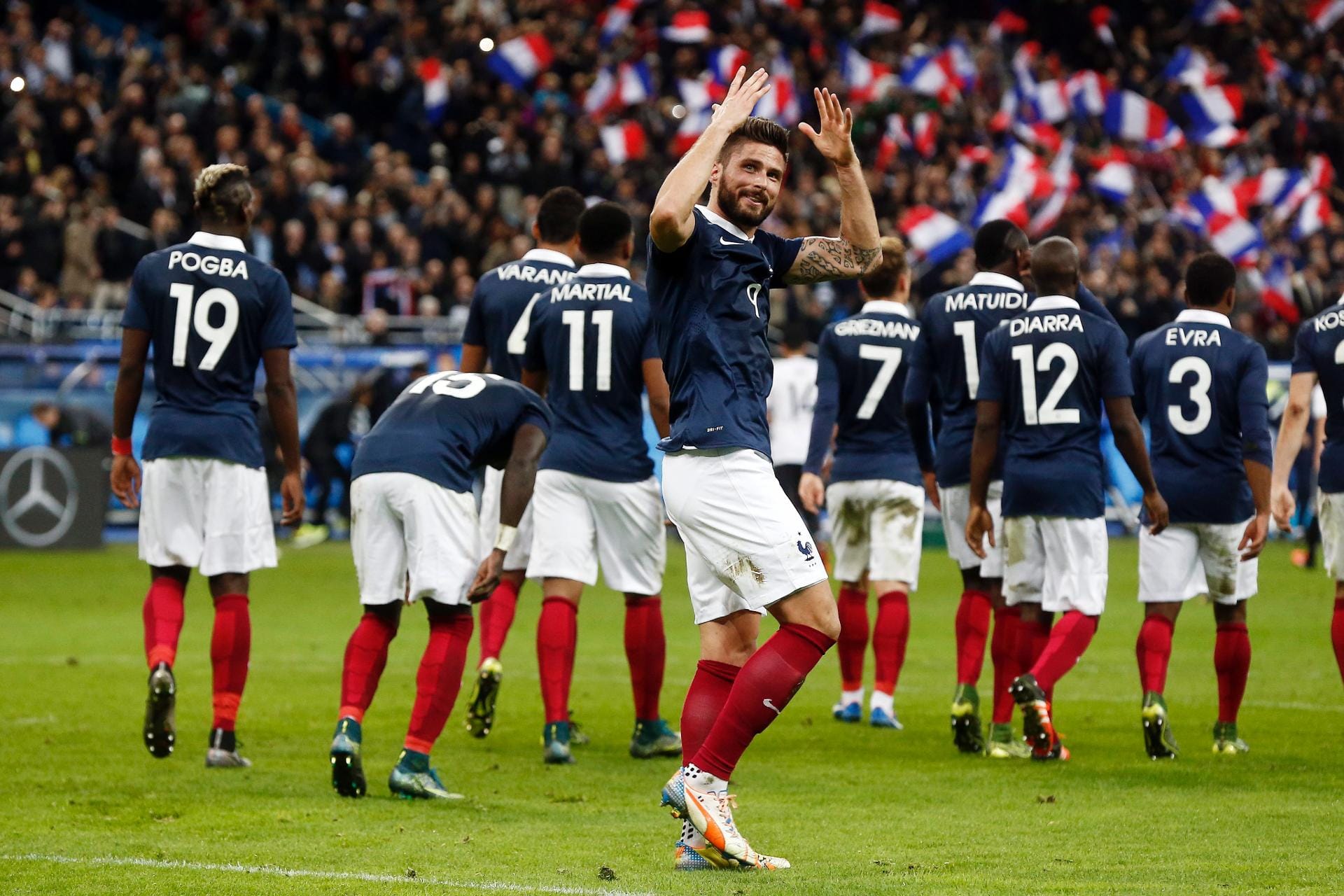 Der Stürmer von Arsenal London darf sich kurz vor der Pause für seinen Treffer zur französischen Führung feiern lassen.