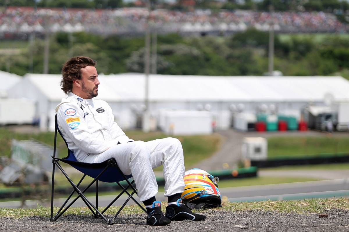 Fernando Alonso hat nach seinem frühen Aus im Qualifying Platz genommen, um sich das Geschehen auf der Rennstrecke anzuschauen.