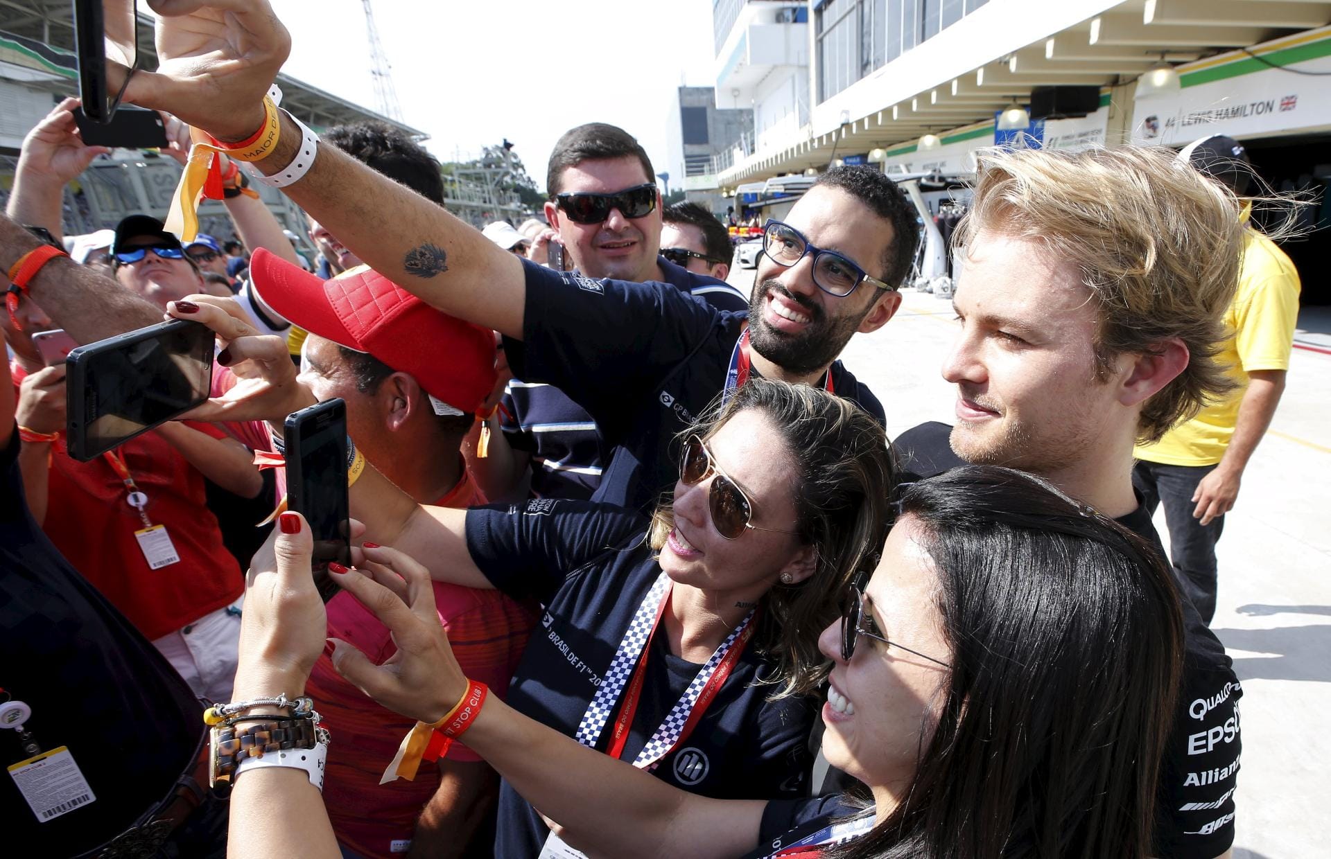 Begehrtes Fotomotiv: Nico Rosberg lässt sich nach seinem Sieg im Qualifying mit Fans ablichten.