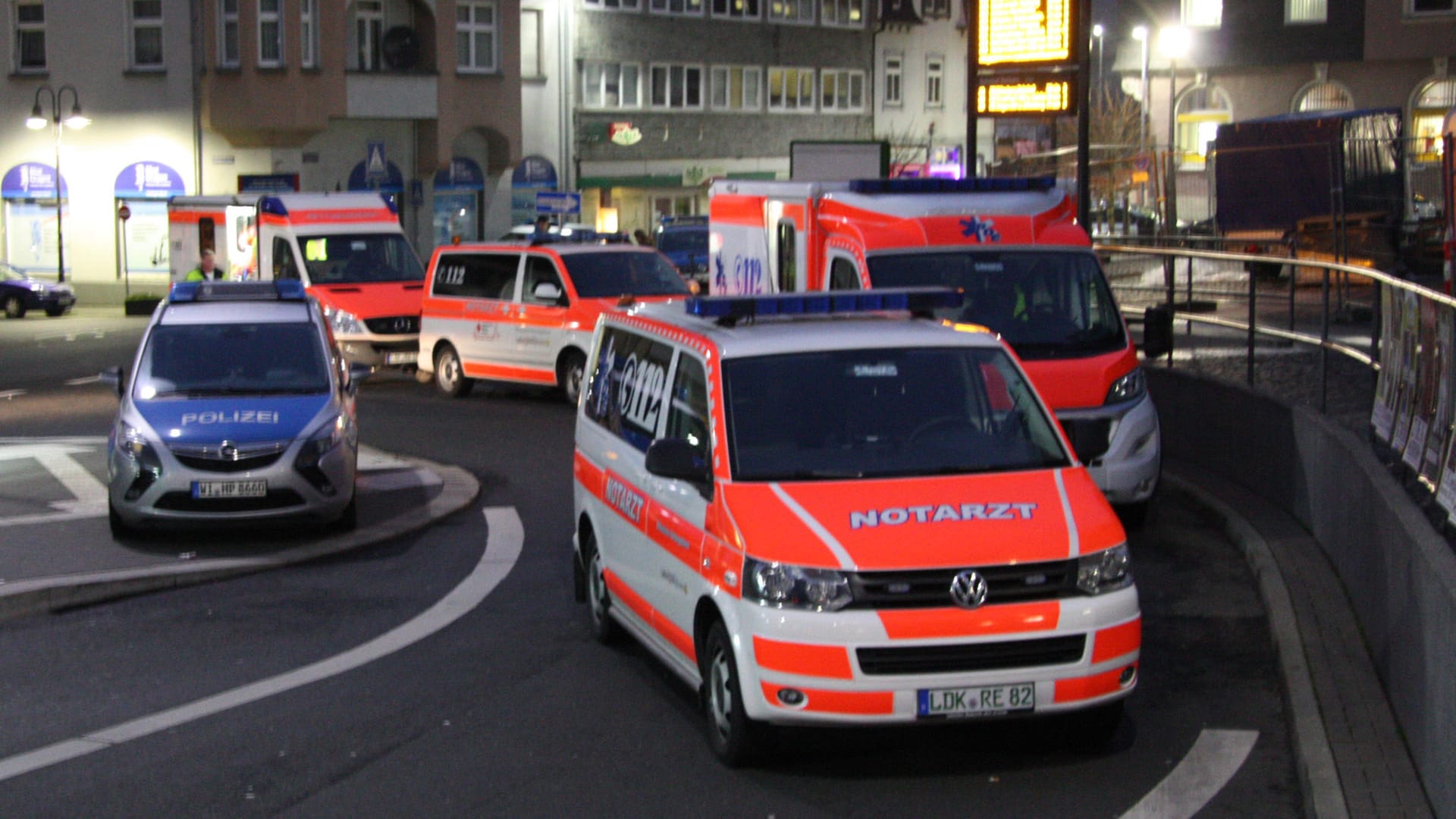 Eine normale Fahrkartenkontrolle in einem Zug in Mittelhessen endet tödlich: Ein offenbar alkoholisierter Mann sticht auf herbeigerufene Polizisten ein.